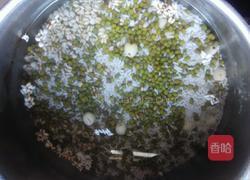 绿豆糯米莲子薏米水的做法图解2