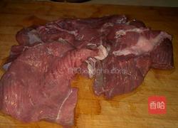 牛肉炖萝卜的做法图解1