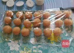 蛋黄莲蓉月饼的做法图解4