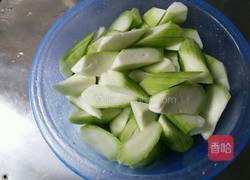 咸蛋黄溜丝瓜的做法图解1