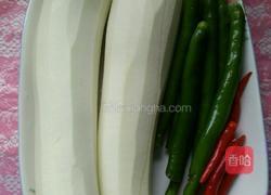 茄子吃辣椒的做法图解1