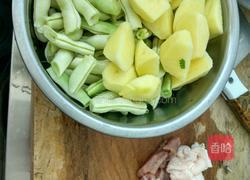 猪肉乱炖的做法图解1