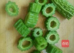 红黄苦瓜圈沾蜜的做法图解1