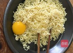泡面披萨的做法图解1