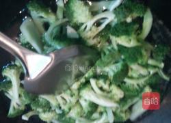 西兰花炒肉的做法图解1