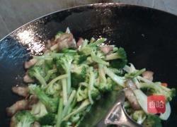 西兰花炒肉的做法图解4
