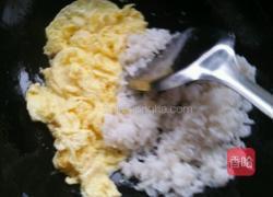 独家鱼香蛋炒饭的做法图解3