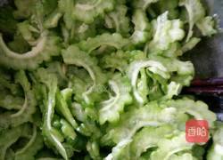 苦瓜炒鸡蛋的做法图解1