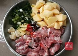 土豆炖排骨的做法图解1