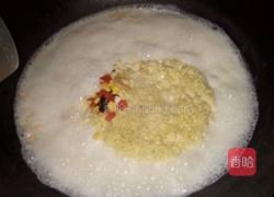 牛奶煮鲜虾鱼板面的做法图解6