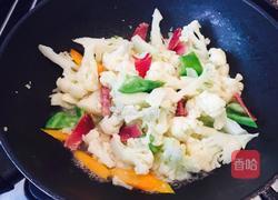 火腿炒菜花的做法图解5