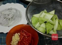 鲜鱿鱼炒丝瓜的做法图解1
