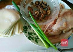 香菇鸡肉馄饨的做法图解1
