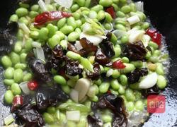 毛豆炒木耳的做法图解4
