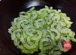 苦瓜炒鸡蛋的做法图解2