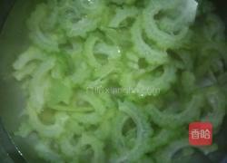 苦瓜炒鸡蛋的做法图解3