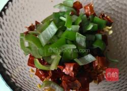 腐竹拌芹菜的做法图解2