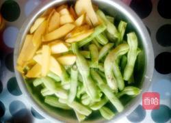 炖豆角土豆拉皮的做法图解3