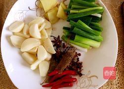 五花肉炖粉条的做法图解3