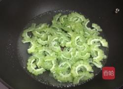 苦瓜炒蛋的做法图解3