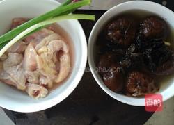 冬菇木耳蒸滑鸡的做法图解1