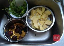 沙锅煲土豆块咖喱鸡汤的做法图解3