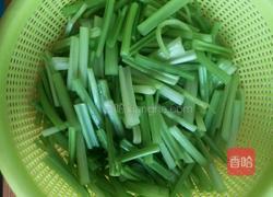 芹菜炒肉的做法图解1