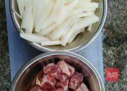 排骨炖萝卜的做法图解1