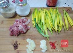 五花肉炒黄花的做法图解1