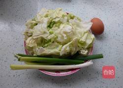 鸡蛋卷心菜炒面条的做法图解1