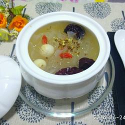 冰糖银耳莲子羹