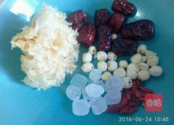 冰糖银耳莲子羹的做法图解2