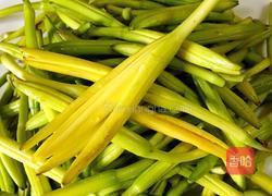 花生米凉拌黄花菜的做法图解1