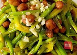 花生米凉拌黄花菜的做法图解2