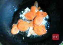 西兰花炒木耳的做法图解3