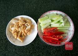 青瓜红椒炒油豆腐的做法图解2