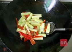 青瓜红椒炒油豆腐的做法图解3