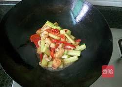 青瓜红椒炒油豆腐的做法图解5