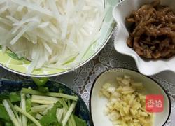 白萝卜炒芹菜肉丝的做法图解1