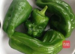 辣椒炒肉的做法图解1