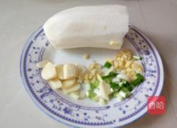  肥肉炖白萝卜的做法图解1