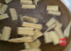 腐竹炝木耳的做法图解2