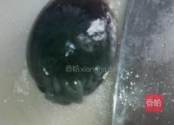 皮蛋凉拌豆腐的做法图解3