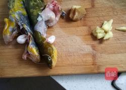 昂刺鱼炖荷包蛋的做法图解1