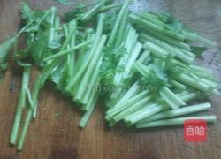 猪皮炒芹菜的做法图解4