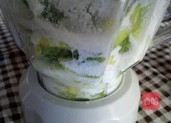 酸奶香瓜汁的做法图解3