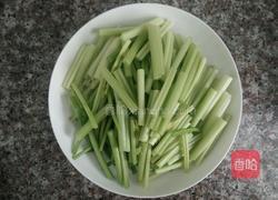芹菜炒肉的做法图解1