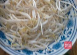 圣女果伴绿豆芽的做法图解1