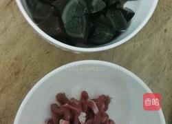 皮蛋瘦肉粥的做法图解2