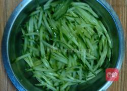 黄瓜豆腐丝拌花生米的做法图解2